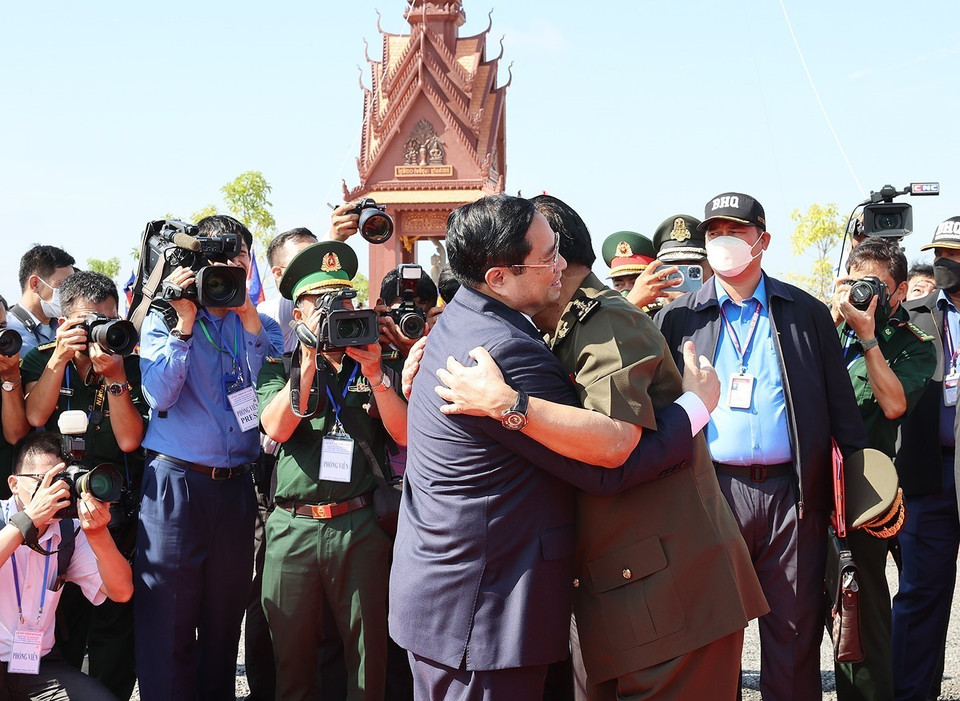 Thủ tướng Campuchia Samdech Techo Hun Sen đón Thủ tướng Phạm Minh Chính dự lễ kỷ niệm 45 năm Con đường tiến tới đánh đổ chế độ diệt chủng Pol Pot. (Ảnh: Dương Giang/TTXVN)