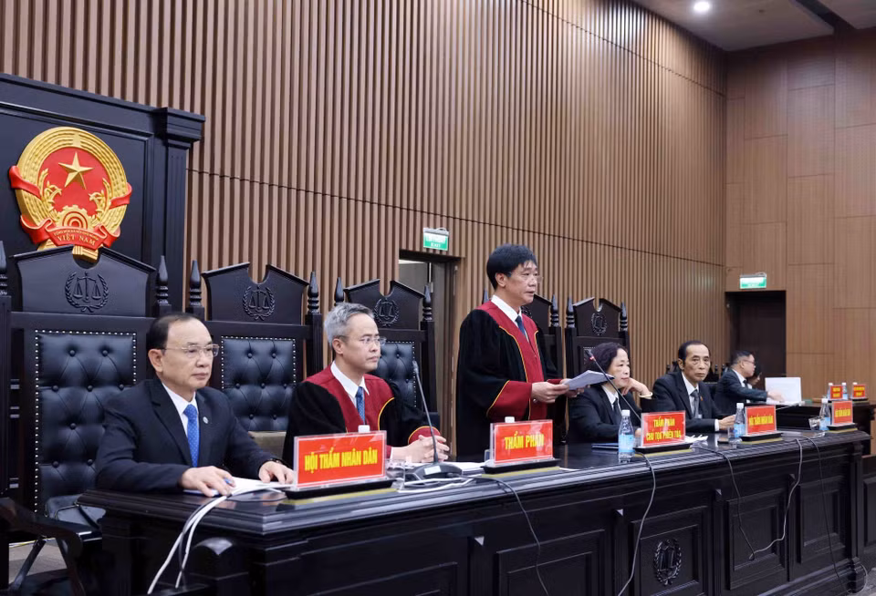 Thẩm phán, Chủ tọa phiên tòa Nguyễn Xuân Văn tuyên án các bị cáo. (Ảnh: Phạm Kiên/TTXVN)