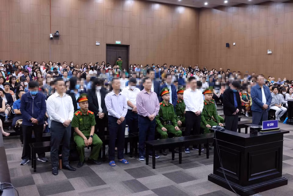 Các bị cáo nghe Tòa tuyên án. (Ảnh: Phạm Kiên/TTXVN)