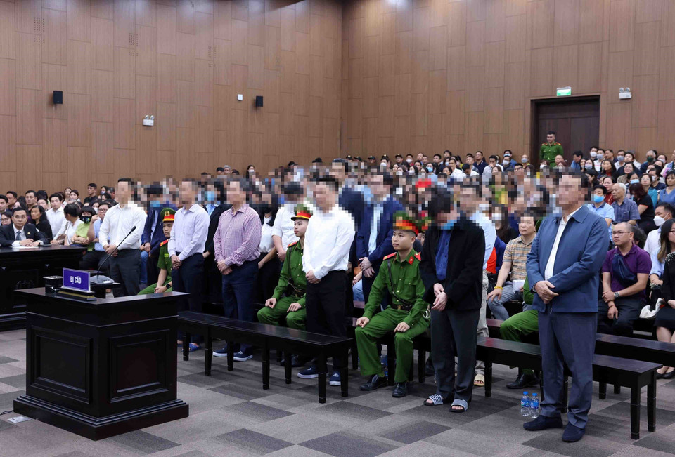 Các bị cáo nghe Tòa tuyên án. (Ảnh: Phạm Kiên/TTXVN)