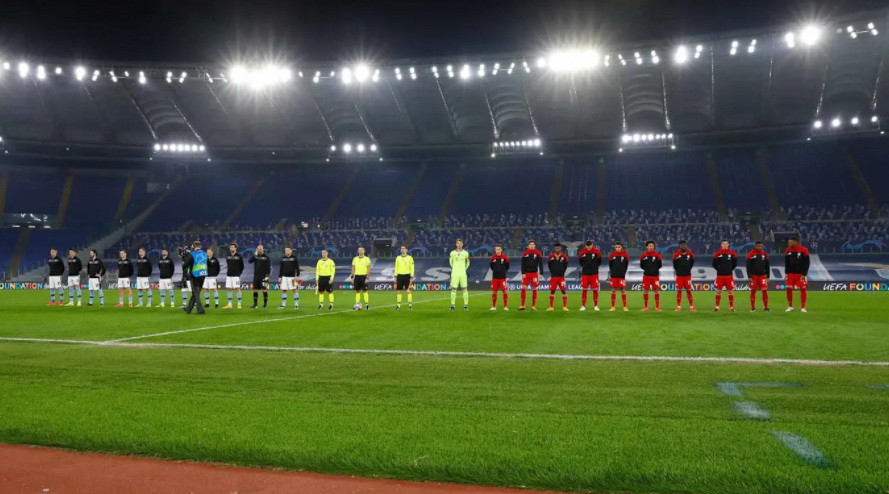 Lazio và Bayern làm thủ tục trước khi bước vào cuộc chạm trán đầu tiên giữa hai đội. (Nguồn: Bayernfc)