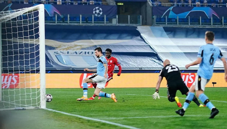 ...với pha phản lưới nhà của Francesco Acerbi. (Nguồn: Bayernfc)