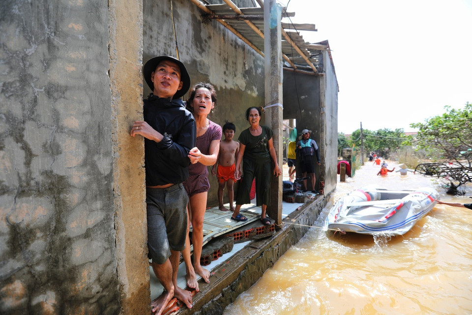 Nhiều người không còn chỗ ở bởi nhà bị sóng dữ đánh sập, phải tập trung ở những nhà còn đảm bảo an toàn. (Ảnh: Thành Đạt/TTXVN)