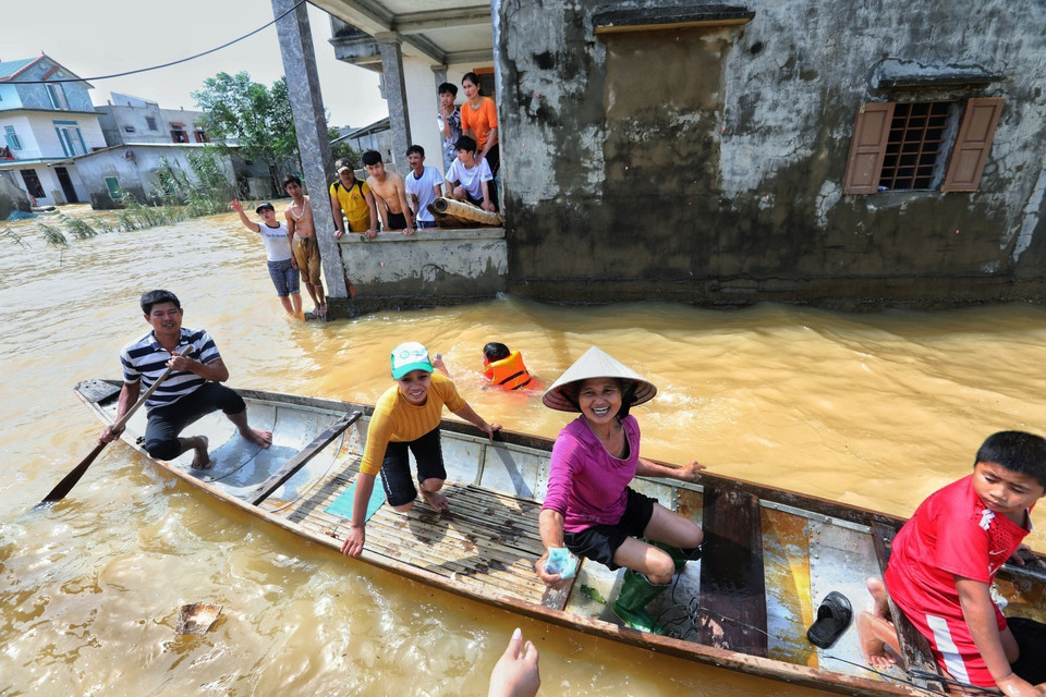 Cuộc sống của người dân thôn Phú Thọ, xã An Thủy, huyện Lệ Thủy gặp nhiều khó khăn khi nước rút chậm. (Ảnh: Thành Đạt/TTXVN)