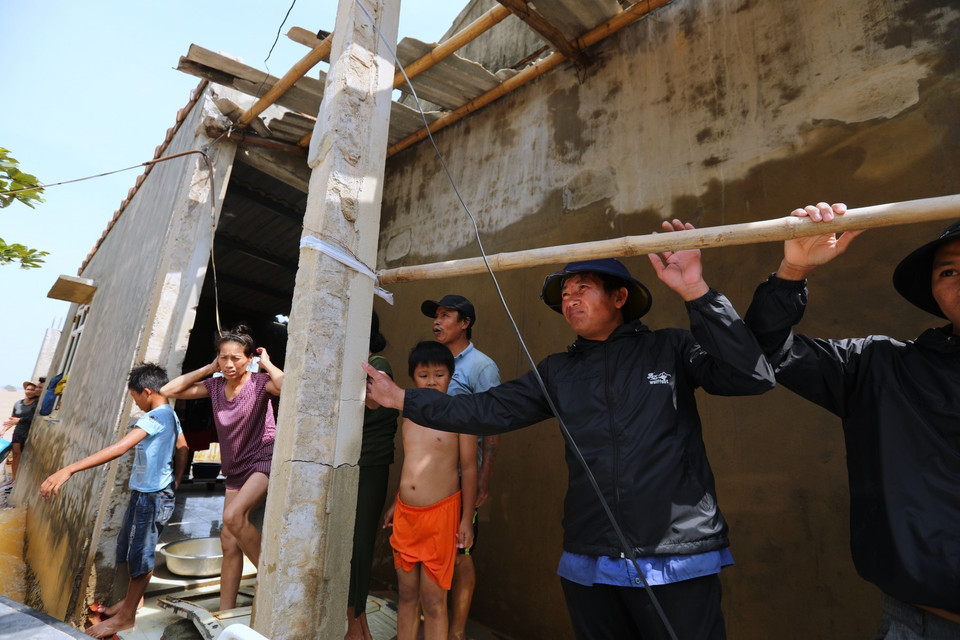 Sóng lũ vừa qua đã đánh sập hơn 300 tường nhà khiến nhiều hộ dân không còn chỗ ở, phải tập trung lại ở những nhà còn đảm bảo an toàn. (Ảnh: Thành Đạt/TTXVN)