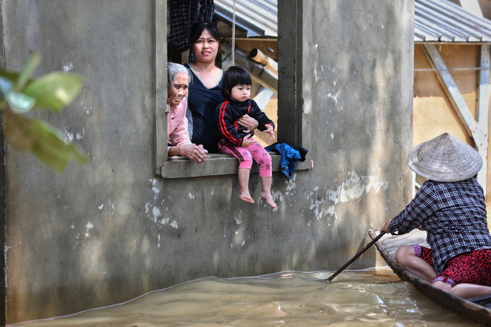 Cuộc sống của người dân thôn Phú Thọ, xã An Thủy gặp nhiều khó khăn khi nước ngập lâu và rút chậm. (Ảnh: Thành Đạt - TTXVN)