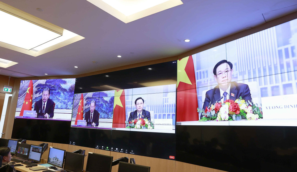Hình ảnh Chủ tịch Quốc hội Vương Đình Huệ hội đàm trực tuyến với Chủ tịch Quốc hội Trung Quốc Triệu Lạc Tế. (Ảnh: Doãn Tấn/TTXVN)