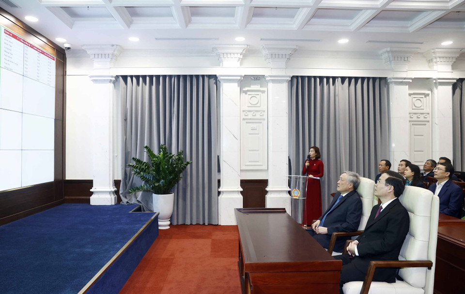 Chủ tịch nước Võ Văn Thưởng thăm Trung tâm Giám sát và Điều hành hoạt động của Tòa án Nhân dân tối cao. (Ảnh: Thống Nhất/TTXVN)