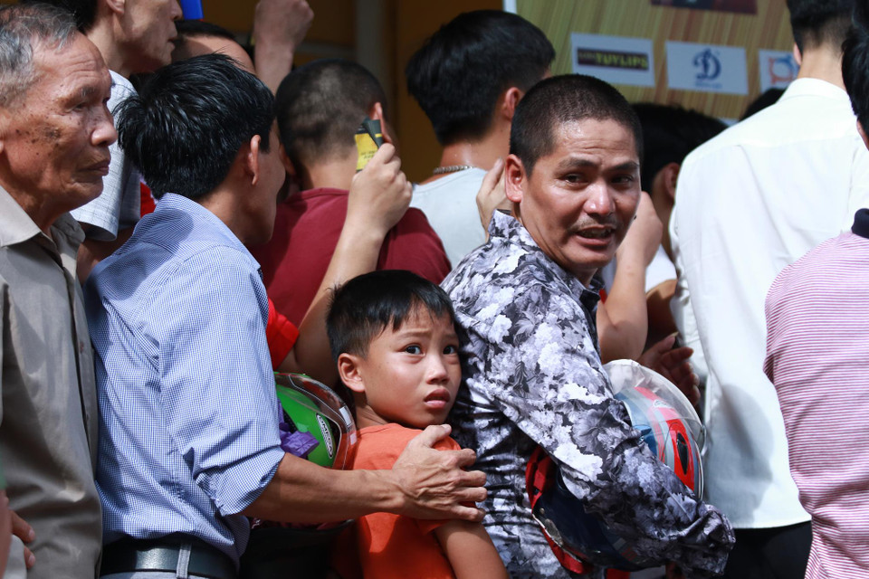 Nhiều em nhỏ bị kẹt cứng giữa dòng người xếp hàng, chờ soát vé để vào sân theo dõi trận đấu Nam Định với Hoàng Anh Gia Lai tại vòng 19 V-League 2019 chiều 4/8. 