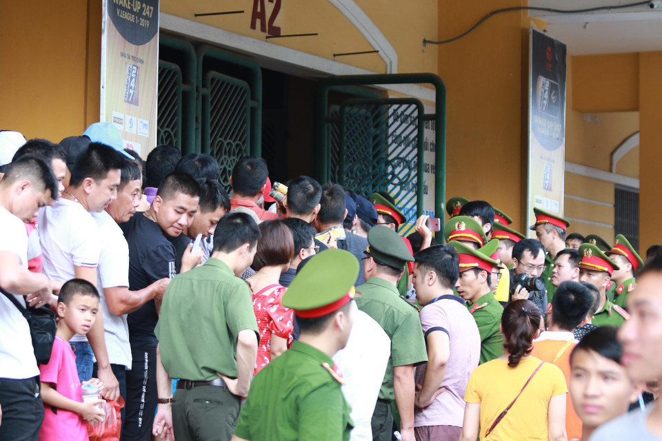 Số lượng cổ động viên quá đông khiến tình trạng an ninh trật tự trở nên rối ren. Lực lượng cảng sát và nhân viên soát vé phải hoạt động hết sức để đảm bảo tình hình. 