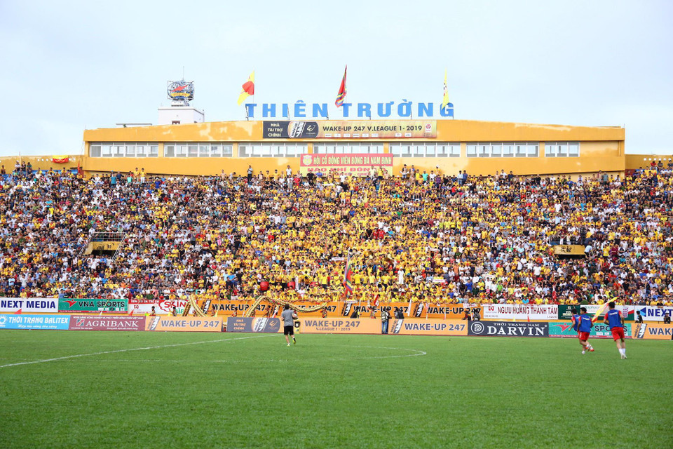 Hai tiếng trước khi trận đấu bắt đầu, số lượng cổ động viên tới sân đã rất đông. Nhiều khán giả chọn tới sớm để nhanh chóng vào được sân trước tình trạng đông đúc được dự đoán từ trước. 