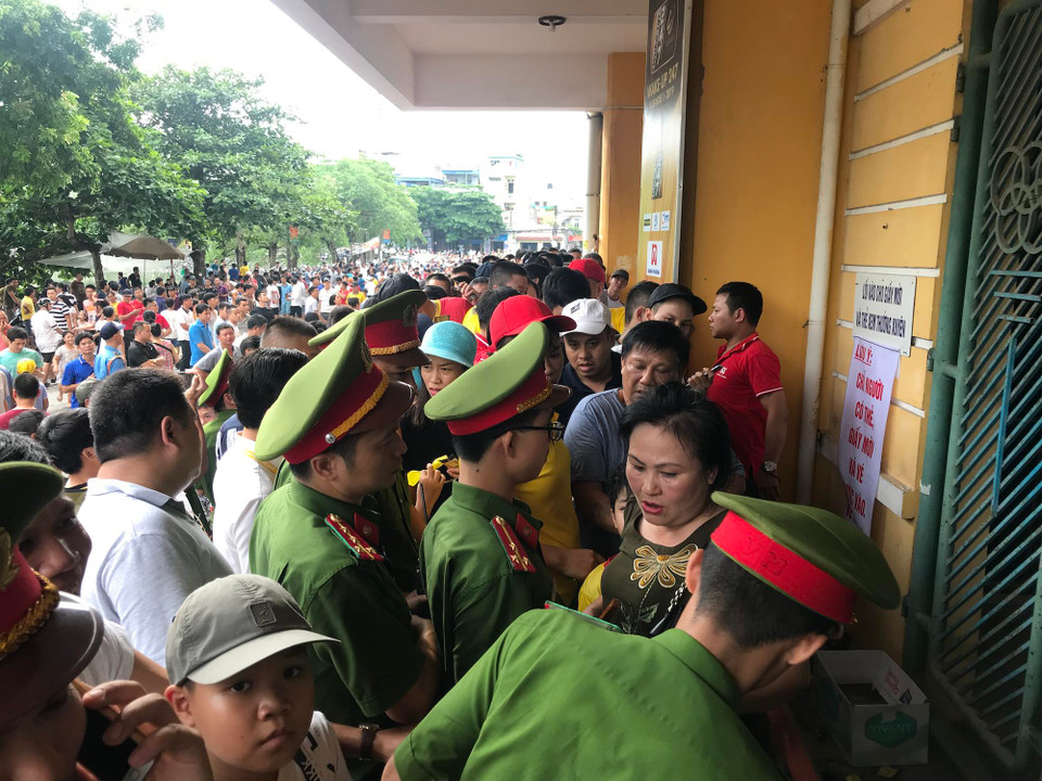 Rất đông cảnh sát đã được huy động để đảm bảo công tác tổ chức. Khán giả không được mang chai nước vào sân và bị kiểm tra tư trang cá nhân trước khi ổn định chỗ ngồi. 