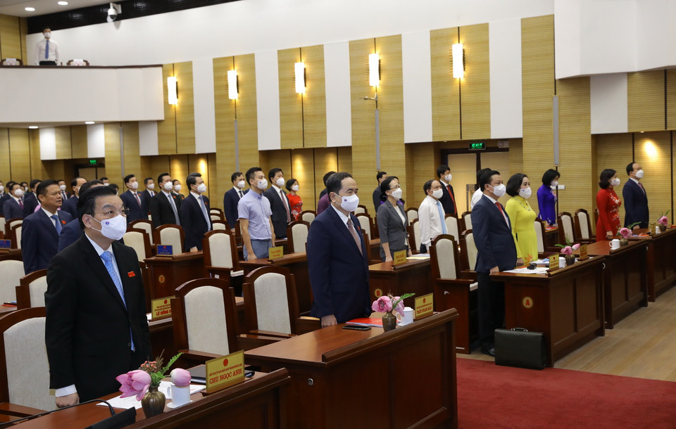 Các đại biểu thực hiện nghi lễ chào cờ. (Ảnh: Nguyễn Điệp/TTXVN)