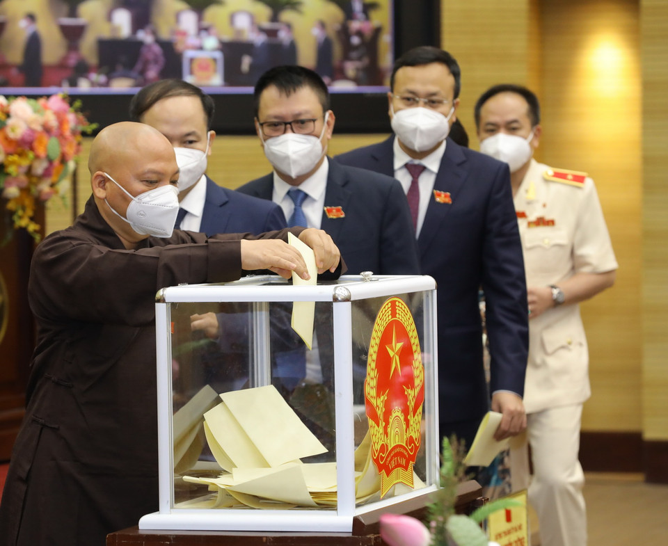 Các đại biểu bỏ phiếu bầu các chức danh chủ chốt HĐND, UBND thành phố Hà Nội nhiệm kỳ 2021-2026. (Ảnh: Nguyễn Điệp/TTXVN)