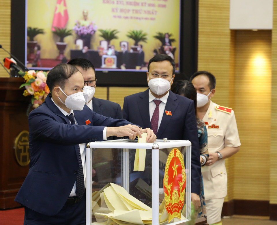 Các đại biểu bỏ phiếu bầu các chức danh chủ chốt HĐND, UBND thành phố Hà Nội nhiệm kỳ 2021-2026. (Ảnh: Nguyễn Điệp/TTXVN)