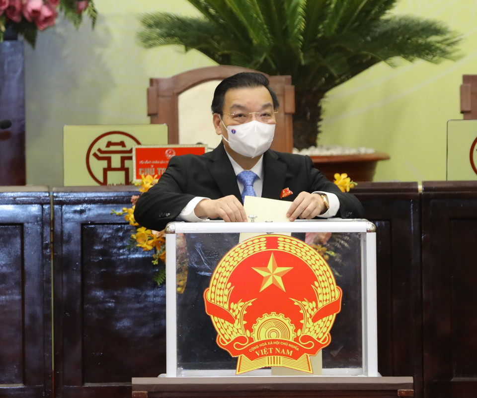 Ủy viên Trung ương Đảng, Phó Bí thư Thành ủy, Chủ tịch UBND thành phố Hà Nội Chu Ngọc Anh bỏ phiếu bầu chức danh chủ tịch HĐND khóa XVI nhiệm kỳ 2021-2026. (Ảnh: Nguyễn Điệp/TTXVN)