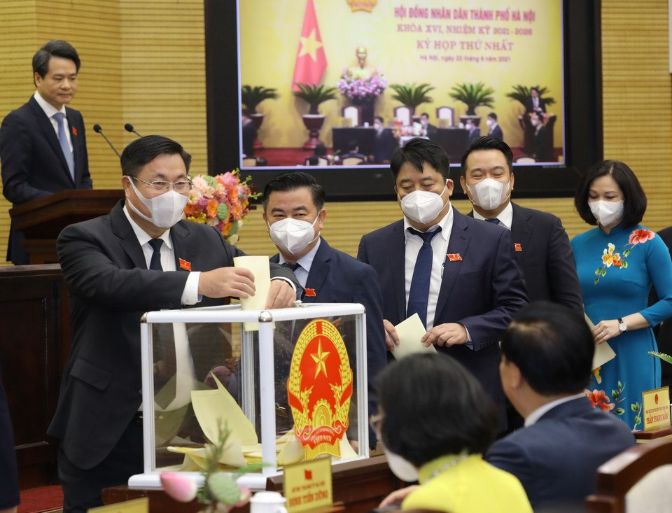 Các đại biểu bỏ phiếu bầu các chức danh chủ chốt HĐND, UBND thành phố Hà Nội nhiệm kỳ 2021-2026. (Ảnh: Nguyễn Điệp/TTXVN)