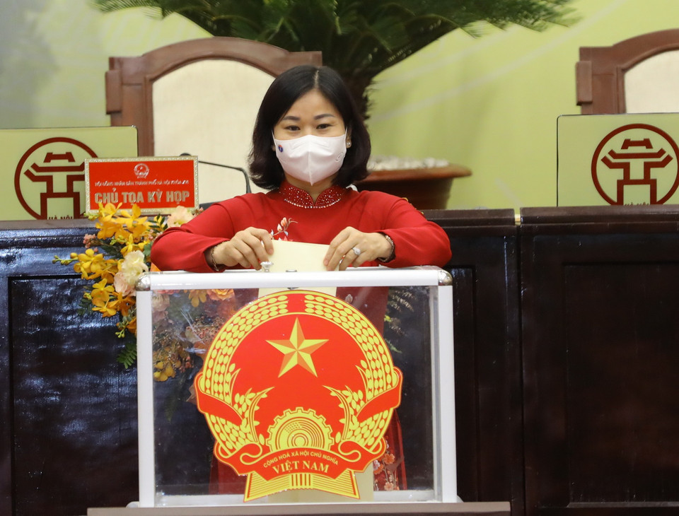 Ủy viên Trung ương Đảng, Phó Bí thư Thường trực Thành ủy Nguyễn Thị Tuyến bỏ phiếu bầu chức danh chủ tịch HĐND khóa XVI nhiệm kỳ 2021-2026. (Ảnh: Nguyễn Điệp/TTXVN)