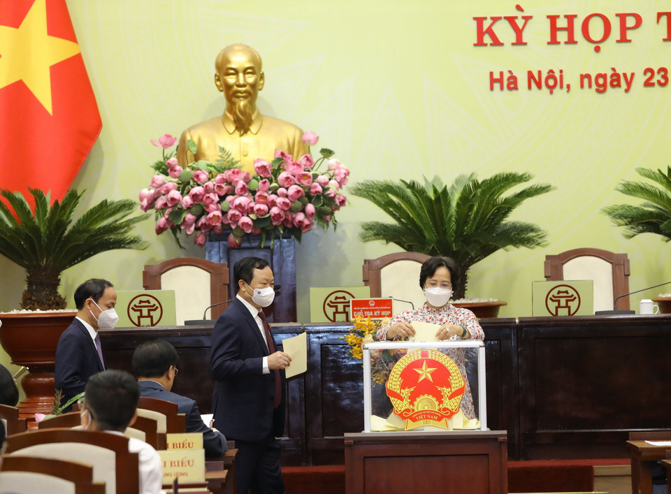 Các đại biểu bỏ phiếu bầu các chức danh chủ chốt HĐND, UBND thành phố Hà Nội nhiệm kỳ 2021-2026. (Ảnh: Nguyễn Điệp/TTXVN)
