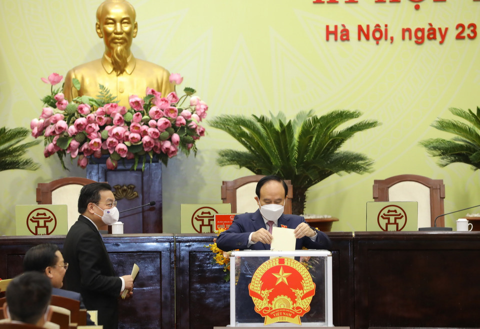 Ông Nguyễn Ngọc Tuấn, Phó Bí thư Thành ủy, Chủ tịch HĐND thành phố khóa XV bỏ phiếu bầu chức danh Chủ tịch HĐND khóa XVI nhiệm kỳ 2021-2026. (Ảnh: Nguyễn Điệp/TTXVN)