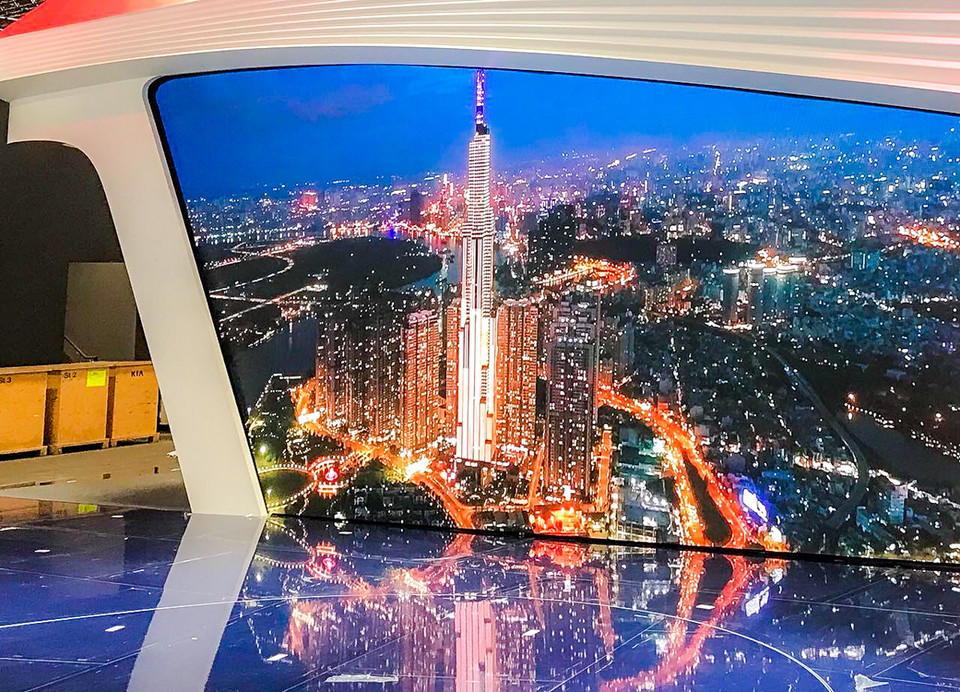 Màn hình lớn được ghép từ hàng trăm màn hình LED nhỏ trình chiếu hình ảnh chất lượng 6K.