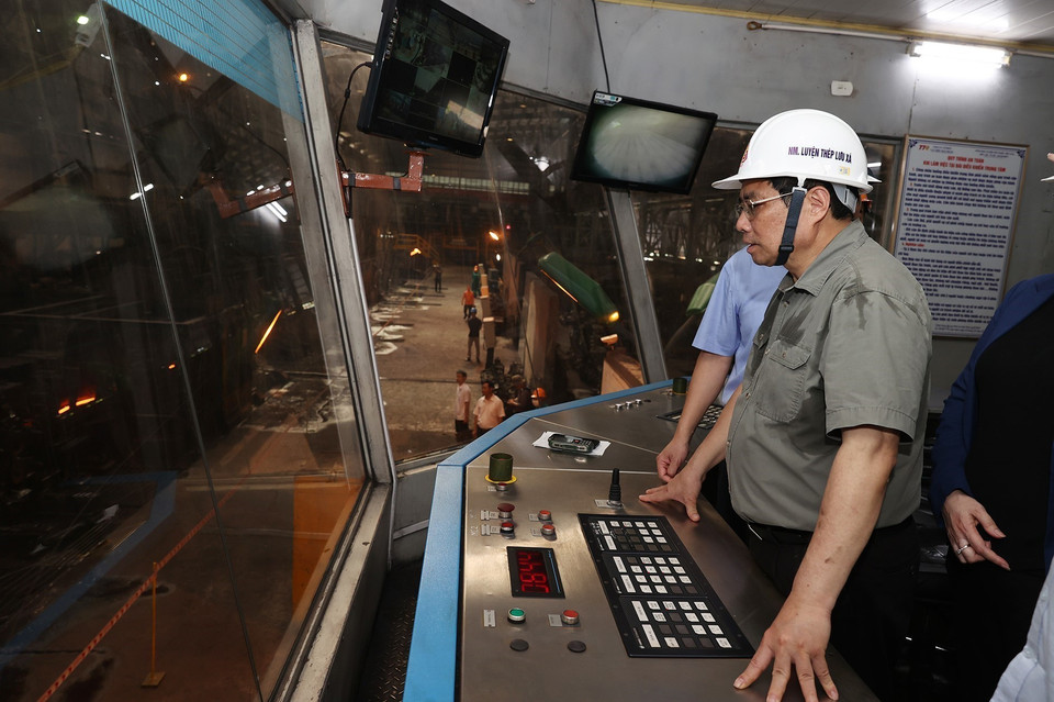 Thủ tướng Phạm Minh Chính tham quan dây chuyền Nhà máy Cán thép. (Ảnh: Dương Giang/TTXVN)