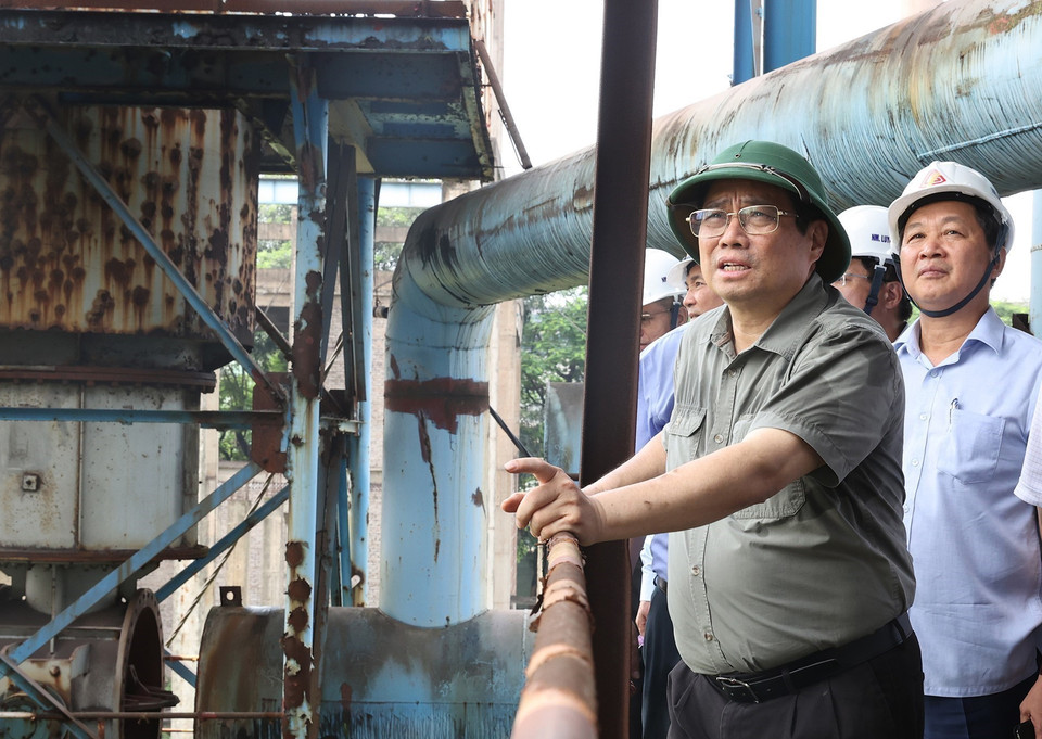 Thủ tướng Phạm Minh Chính kiểm tra, khảo sát các hạng mục của Dự án mở rộng giai đoạn 2 Nhà máy Gang thép Thái Nguyên (Tisco 2). (Ảnh: Dương Giang/TTXVN)