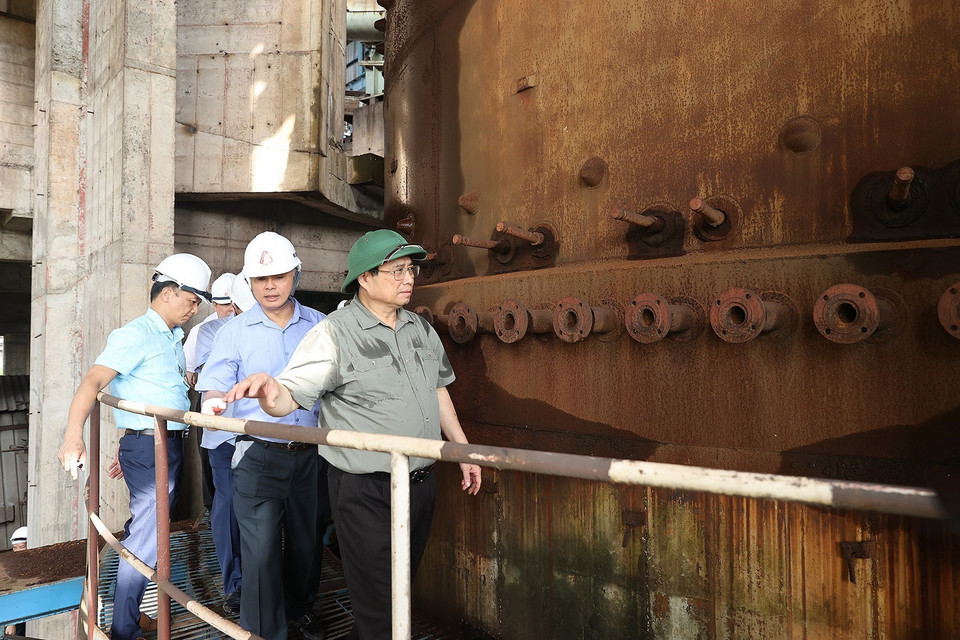 Thủ tướng Phạm Minh Chính kiểm tra, khảo sát các hạng mục của Dự án mở rộng giai đoạn 2 Nhà máy Gang thép Thái Nguyên (Tisco 2). (Ảnh: Dương Giang/TTXVN)