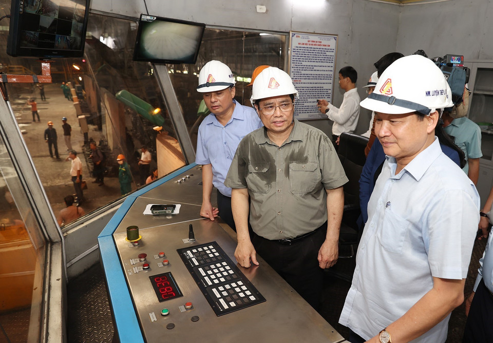 Thủ tướng Phạm Minh Chính tham quan dây chuyền Nhà máy Cán thép. (Ảnh: Dương Giang/TTXVN)
