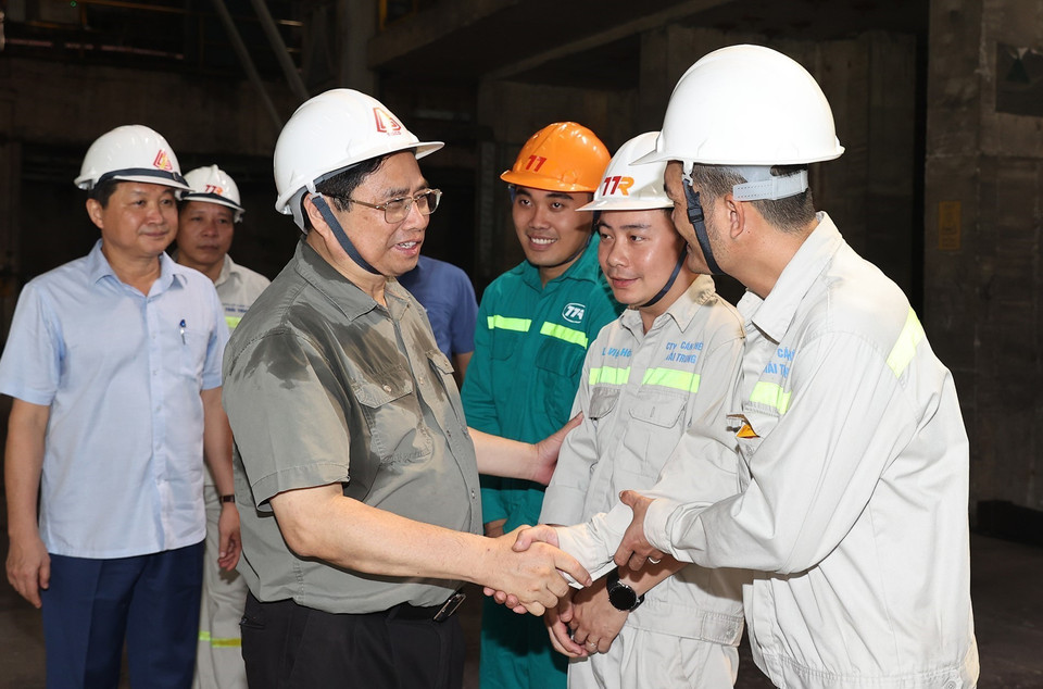 Thủ tướng Phạm Minh Chính thăm hỏi động viên công nhân nhà máy. (Ảnh: Dương Giang/TTXVN)