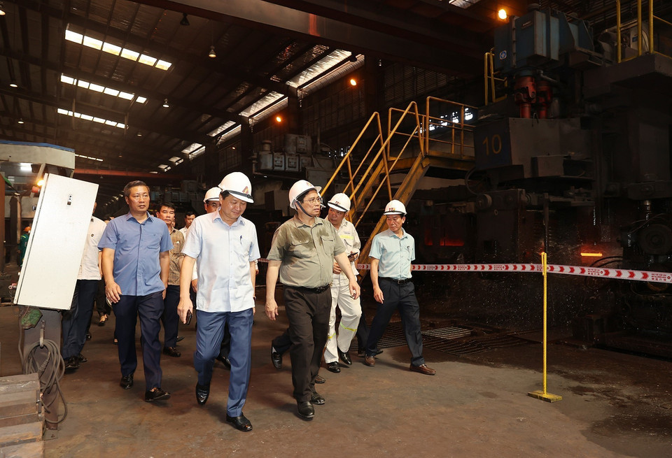 Thủ tướng Phạm Minh Chính tham quan dây chuyền Nhà máy Cán thép. (Ảnh: Dương Giang/TTXVN)