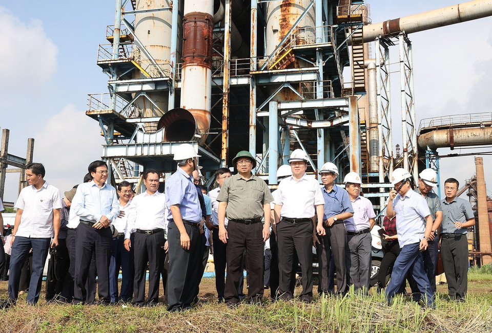 Thủ tướng Phạm Minh Chính khảo sát khu vực Dự án mở rộng giai đoạn 2 Nhà máy Gang thép Thái Nguyên (Tisco 2). (Ảnh: Dương Giang/TTXVN)