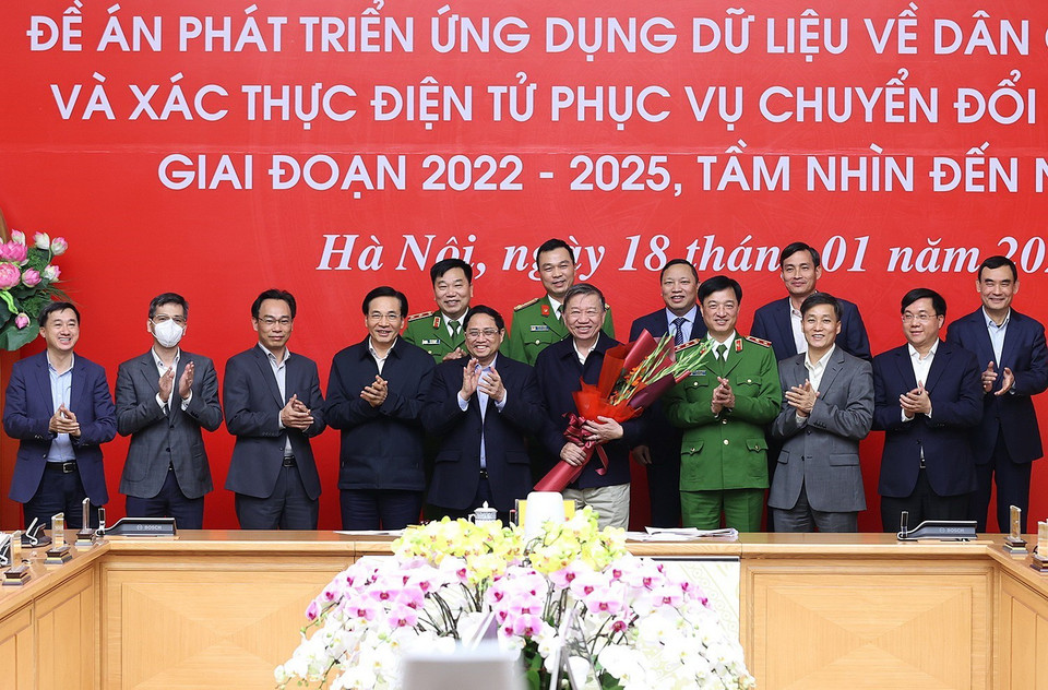 Thủ tướng Phạm Minh Chính tặng hoa cho Tổ Công tác triển khai Đề án. (Ảnh: Dương Giang/TTXVN)