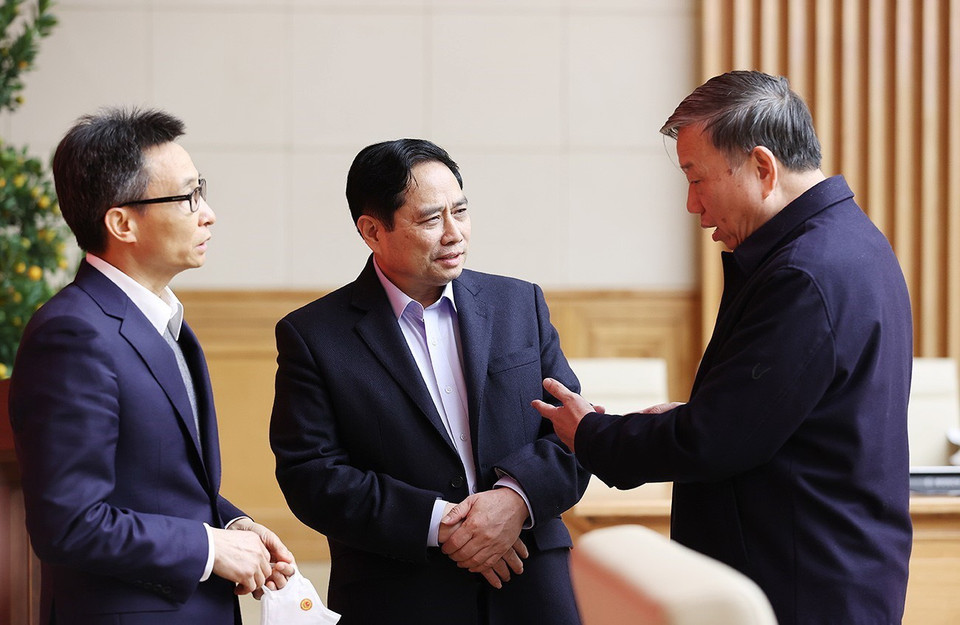 Thủ tướng Phạm Minh Chính trao đổi với Phó Thủ tướng Vũ Đức Đam và Bộ trưởng Bộ Công an Tô Lâm. (Ảnh: Dương Giang/TTXVN) 