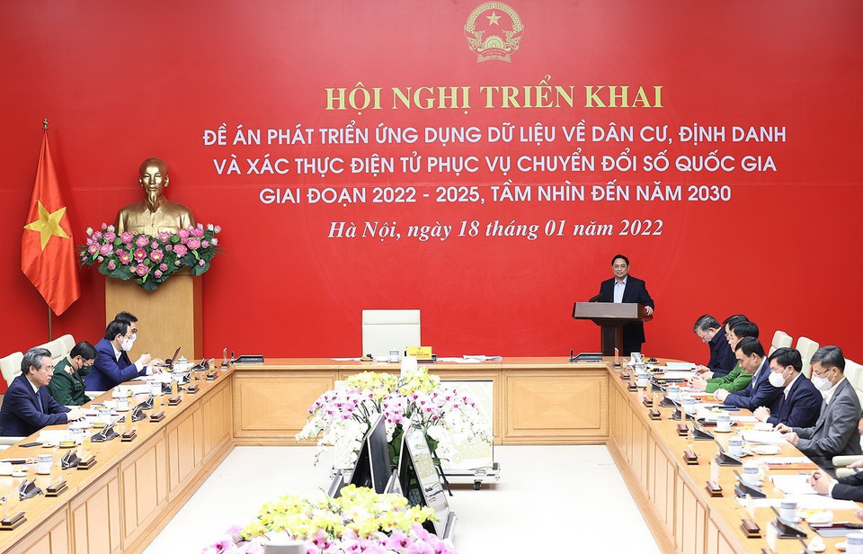 Thủ tướng Phạm Minh Chính phát biểu tại Hội nghị trực tuyến triển khai Đề án phát triển ứng dụng dữ liệu về dân cư, định danh và xác thực điện tử phục vụ chuyển đổi số quốc gia. (Ảnh: Dương Giang/TTXVN)