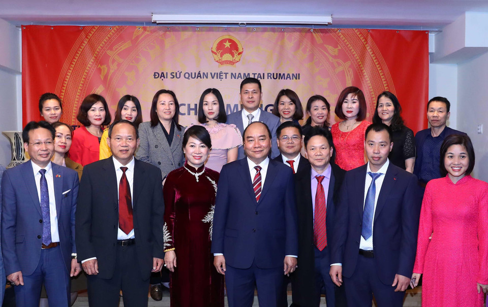 Thủ tướng Nguyễn Xuân Phúc và Phu nhân đến thăm và nói chuyện với cán bộ nhân viên Đại sứ quán và cộng đồng người Việt Nam tại Romania. (Ảnh: Thống Nhất/TTXVN)