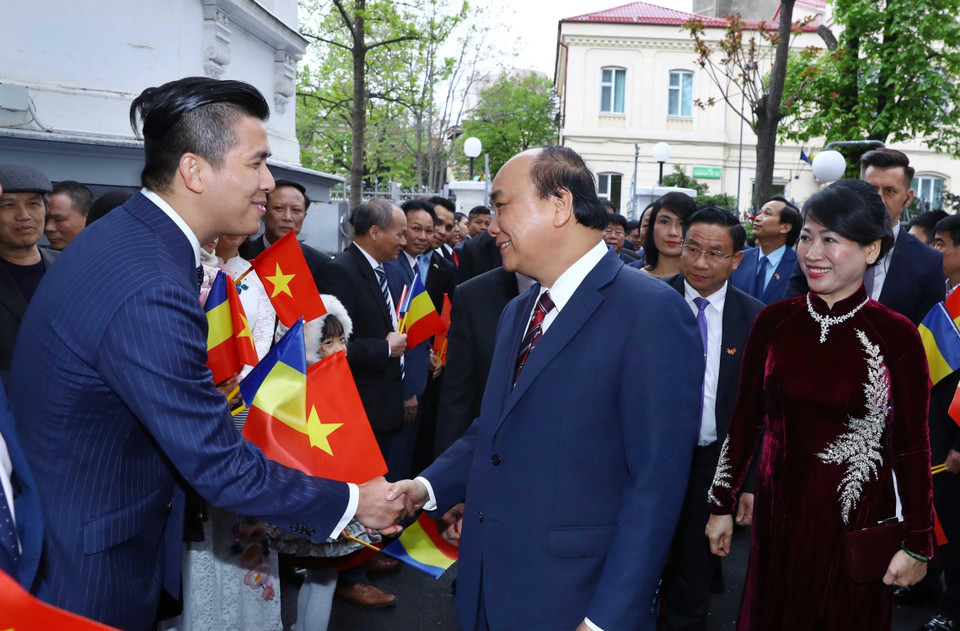 Thủ tướng Nguyễn Xuân Phúc và Phu nhân đến thăm và nói chuyện với cán bộ nhân viên Đại sứ quán và cộng đồng người Việt Nam tại Romania. (Ảnh: Thống Nhất/TTXVN)