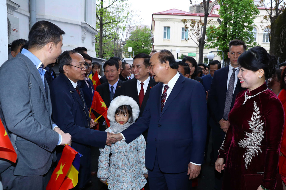 Thủ tướng Nguyễn Xuân Phúc và Phu nhân đến thăm và nói chuyện với cán bộ nhân viên Đại sứ quán và cộng đồng người Việt Nam tại Romania. (Ảnh: Thống Nhất/TTXVN)