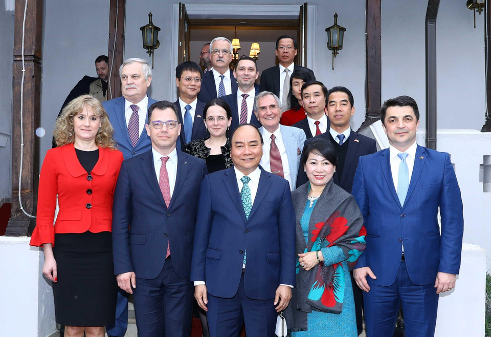 Thủ tướng Nguyễn Xuân Phúc làm việc với bà Ioana Madalina Lupea, tỉnh trưởng tỉnh Prahova. (Ảnh: Thống Nhất/TTXVN)