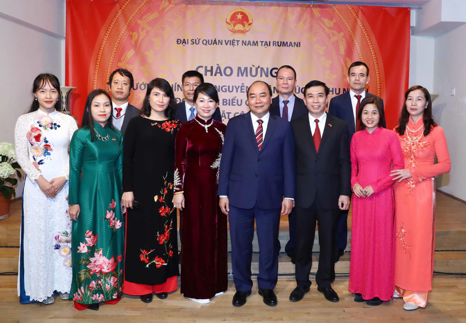 Thủ tướng Nguyễn Xuân Phúc và Phu nhân đến thăm và nói chuyện với cán bộ nhân viên Đại sứ quán và cộng đồng người Việt Nam tại Romania. (Ảnh: Thống Nhất/TTXVN)