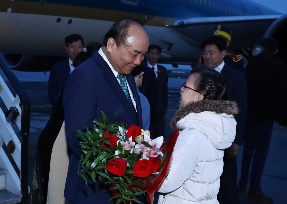 Lễ đón Thủ tướng Nguyễn Xuân Phúc và Phu nhân tại sân bay quốc tế Henri Coanda, Bucharest. ( (Ảnh: Thống Nhất/TTXVN)