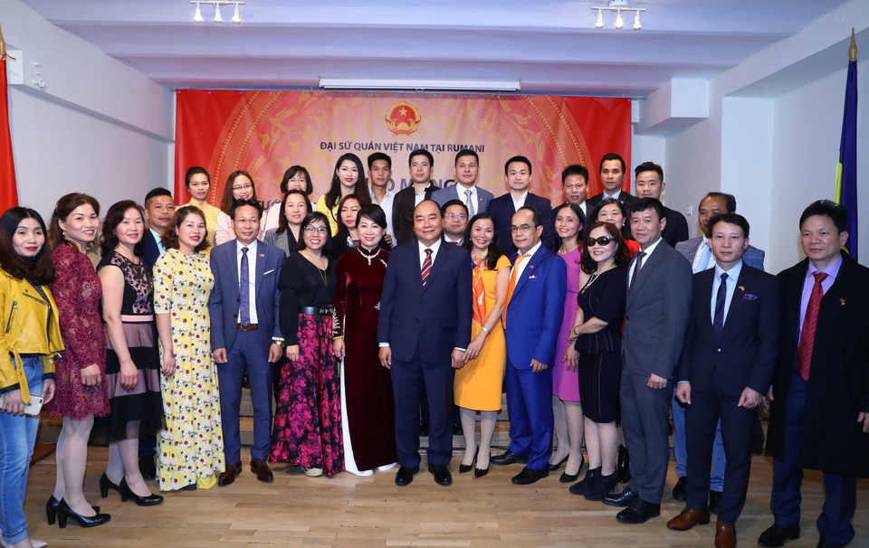 Thủ tướng Nguyễn Xuân Phúc và Phu nhân đến thăm và nói chuyện với cán bộ nhân viên Đại sứ quán và cộng đồng người Việt Nam tại Romania. (Ảnh: Thống Nhất/TTXVN)