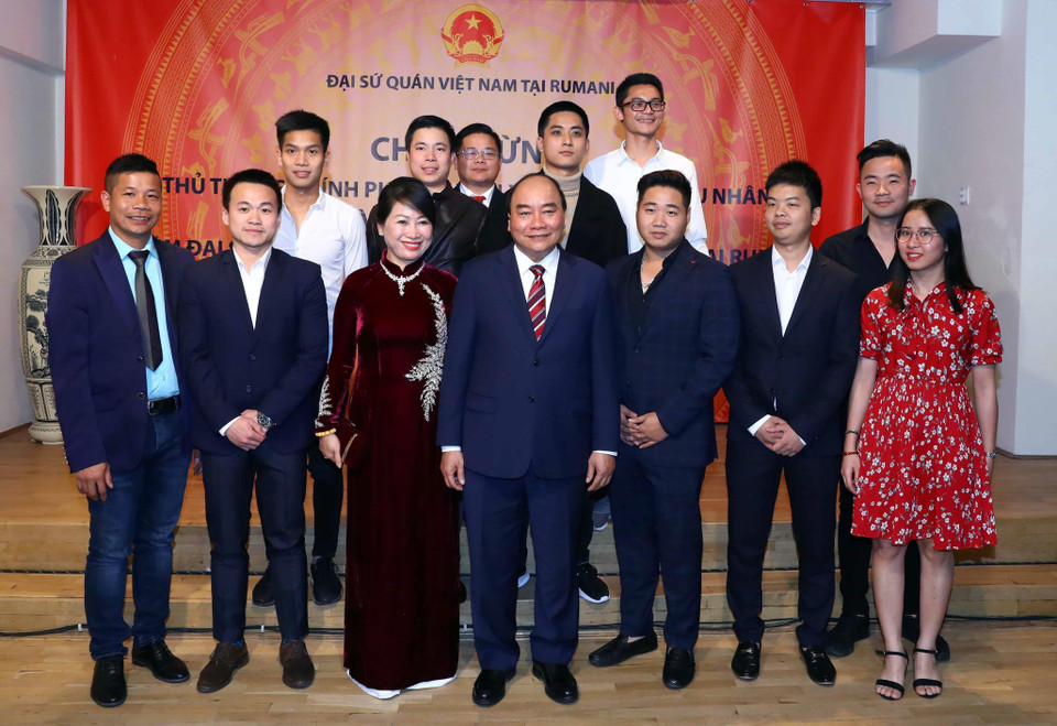 Thủ tướng Nguyễn Xuân Phúc và Phu nhân đến thăm và nói chuyện với cán bộ nhân viên Đại sứ quán và cộng đồng người Việt Nam tại Romania. (Ảnh: Thống Nhất/TTXVN)