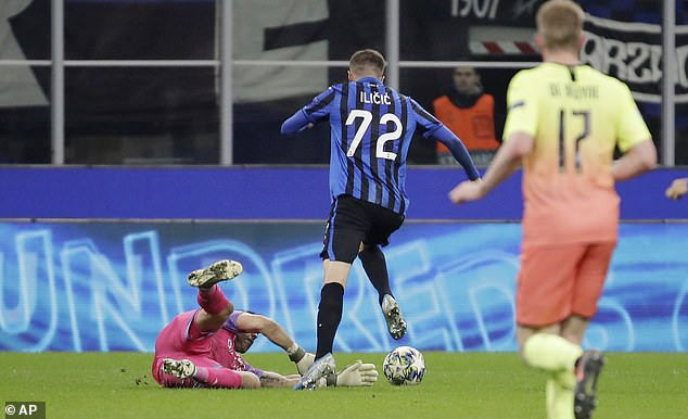 Pha phạm lỗi của Bravo, để rồi khiến Kyle Walker trở thành thủ môn bất đắc dĩ được tung vào sân từ băng ghế dự bị.