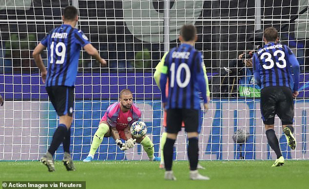 Trong vai trò mới, thủ thành bất đắc dĩ này đa thi đấu khá tròn vai trong khoảng 10 phút cuối trận đấu trận có tới 8 phút bù giờ.