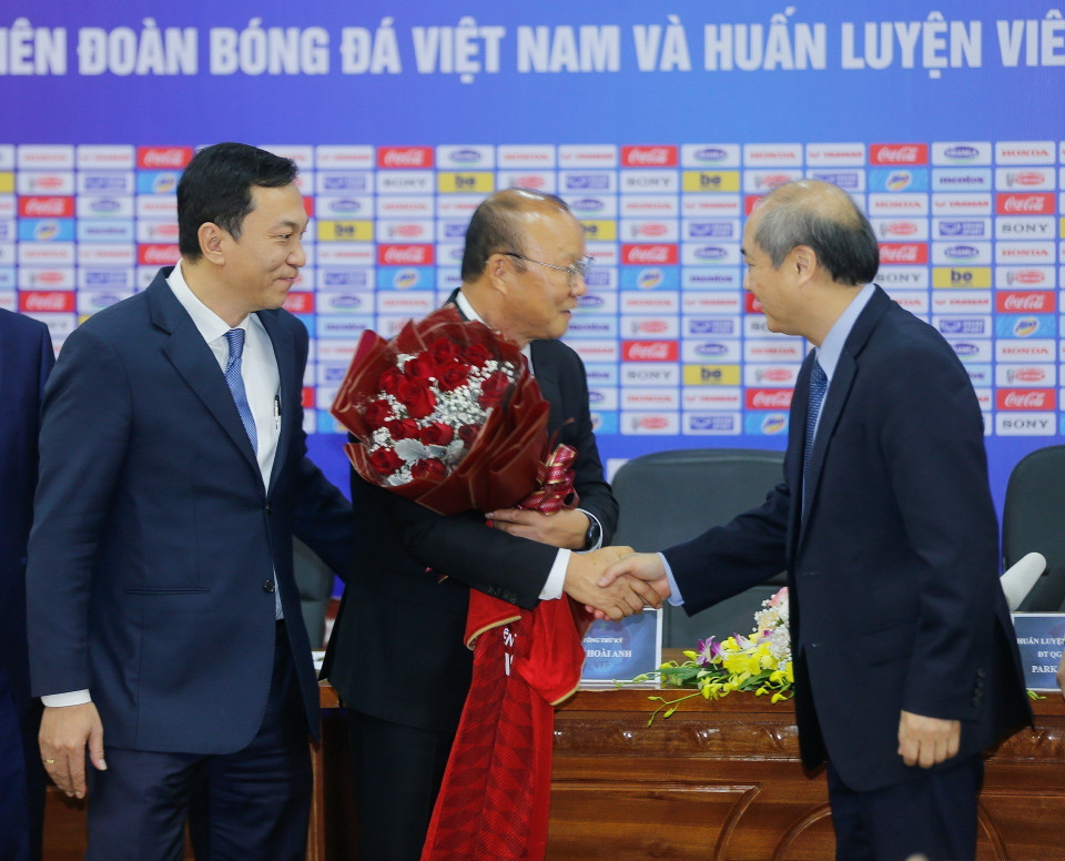Tổng cục trưởng Tổng cục Thể dục Thể thao Vương Bích Thắng chúc mừng huấn luyện viên Park Hang-seo sau khi ký gia hạn hợp đồng với VFF. (Ảnh: Trọng Đạt/TTXVN)