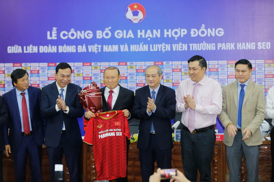 Liên đoàn bóng đá Việt Nam và huấn luyện viên Park Hang-seo gia hợp đồng tới năm 2022. (Ảnh: Trọng Đạt/TTXVN)