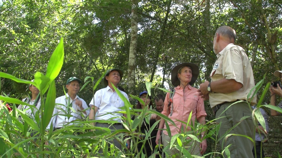 Bà Sally Jewell cùng các cộng sự đi thăm các trung tâm bảo tồn tại Vườn quốc gia Cúc Phương. (Ảnh: Tùng Lâm/Vietnam+)