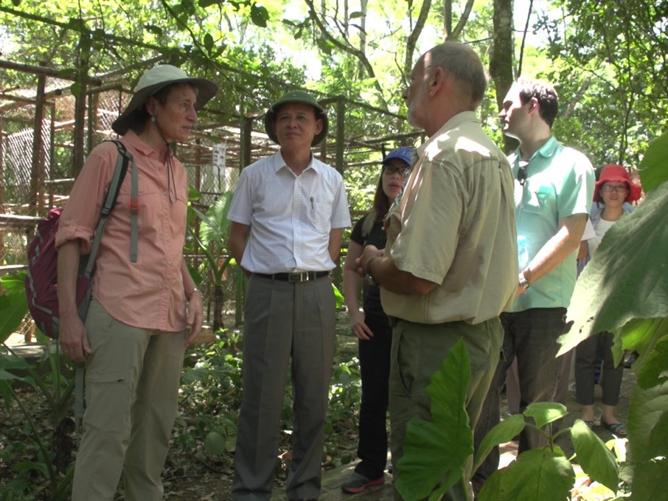 Bà Sally Jewell (ngoài cùng bên trái), Thứ trưởng Bộ Nông nghiệp và Phát triển Nông thôn Hà Công Tuấn (giữa) và ông Tilo, Giám đốc Trung tâm cứu hộ linh trưởng nguy cấp chia sẻ việc bảo tồn các loài sách đỏ tại Vườn quốc gia Cúc Phương. (Ảnh: Hùng Võ/Vietnam+)