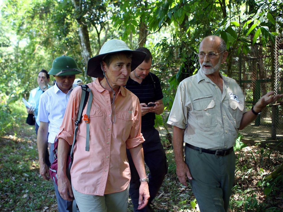 Bà Sally Jewell cùng ông Tilo (phải), Giám đốc Trung tâm cứu hộ linh trưởng nguy cấp đi xem khu chăm sóc các cá thể linh trưởng. (Ảnh: Hùng Võ/Vietnam+)